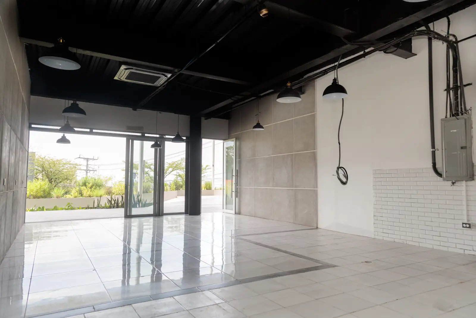 Interior del Local 14 con iluminación, aire acondicionado y piso instalados
