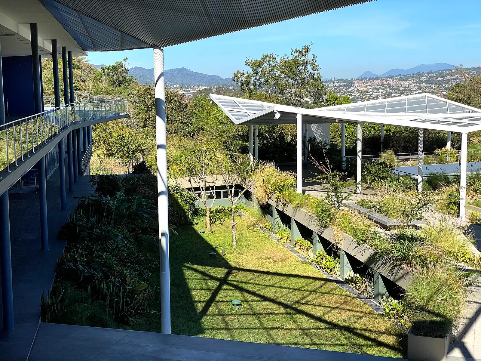 Jardines y anfiteatro de SOMA con vistas hacia la ciudad y los volcanes