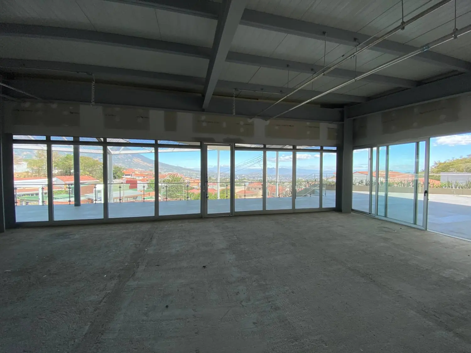 Interior del Local 18 con vista panorámica hacia la ciudad y el Volcán de San Salvador