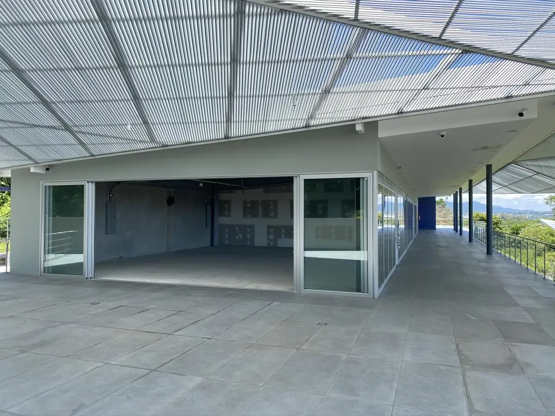 Puertas corredizas del Local 18 abiertas hacia la terraza